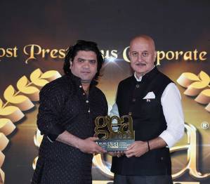 Anupam Kher Presents GEA 2022 Award to Sammer Khan of SKF Decor - Industry Excellence Awards