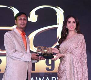 Dr Sree Sajal Shastri Honored at GEA 2019 by Madhuri Dixit - Vastu Quality Awards