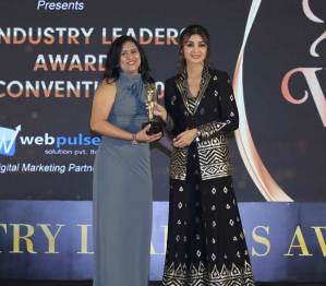 Industry Leader Award 2023 Honoured by Shilpa Shetty at ILA - Industry Quality Awards