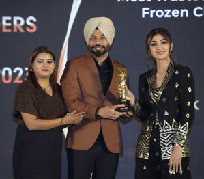 Shilpa Shetty Presents Industry Leader Award 2023 at Prestigious ILA Ceremony - Industry Quality Awards
