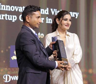 Dwarkesh Bhartiye Receives NQA 2024 from Raveena Tandon