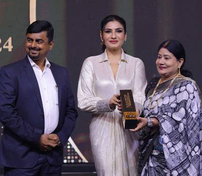 Headlee Green Honored at NQA 2024 by Raveena Tandon