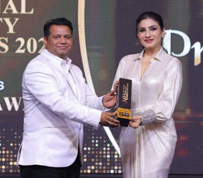 Manish Kumar Receives NQA 2024 Award from Raveena Tandon