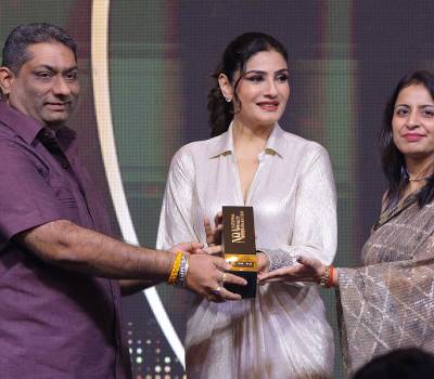 Vegorama Punjabi Angithi Received NQA 2024 Award by Raveena Tandon
