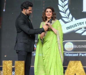 Sonali Bendre & Ritwik Dhanjani - Industry Leaders  Awards